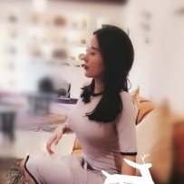 心雅  163.E.55.35歲  心雅是一位大奶韻味十足的熟女，散發著火辣性感的魅力，散發著