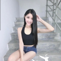 品萱，一個讓你驚豔的正妹。她擁有自然清新的氣質，皮膚白皙無瑕，大眼睛閃耀著動人光